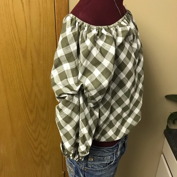 Max Studio Off Shoulder Top - Picture 3 of 4